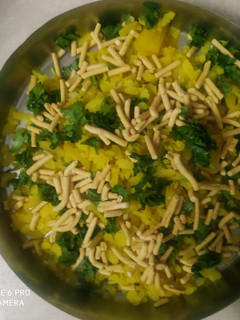 બટેટા પૌવા (Poha recipe In Gujarati) રેસીપી મુખ્ય ફોટો