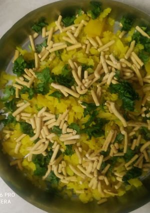 બટેટા પૌવા (Poha recipe In Gujarati) રેસીપી મુખ્ય ફોટો