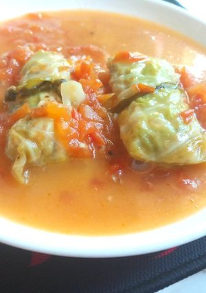 Hình của món Bắp cải cuộn thịt sốt cà.