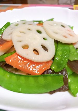 荷塘月色（荷蘭豆炒蓮藕） 的食譜成品照片