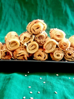કૂકર ખાંડવી (Cooker Khandvi recipe in Gujarati) (Jain) રેસીપી મુખ્ય ફોટો