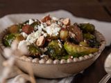 Chou de Bruxelles, feta, sésame et noisettes by Les nouilles à la compote