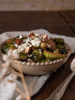 Une photo de Chou de Bruxelles, feta, sésame et noisettes by Les nouilles à la compote