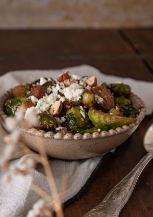 Une photo de Chou de Bruxelles, feta, sésame et noisettes by Les nouilles à la compote
