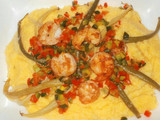 Polenta orgánica con camarones salteados
