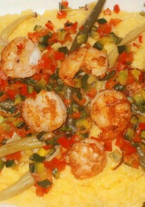Una foto de Polenta orgánica con camarones salteados