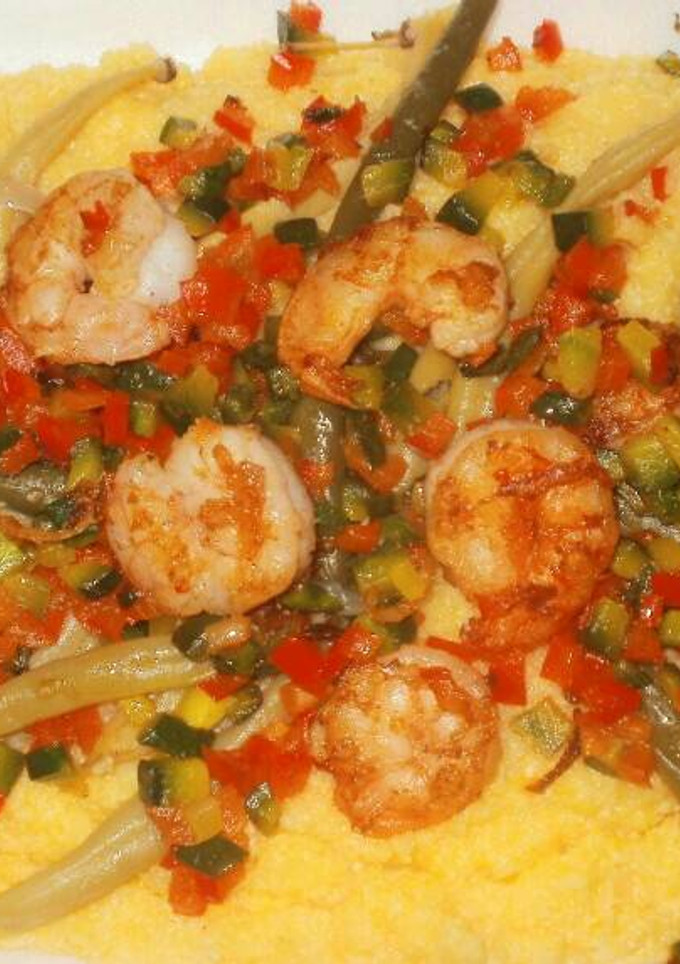 Una foto de Polenta orgánica con camarones salteados