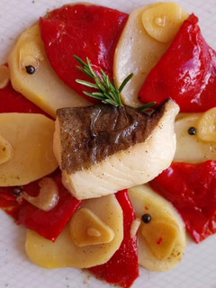 Una foto de Bacalao al romero al horno con piquillos y patatas confitadas