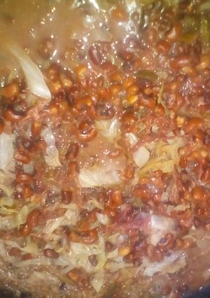 Una foto de Frijoles bayos con carne mechada y repollo