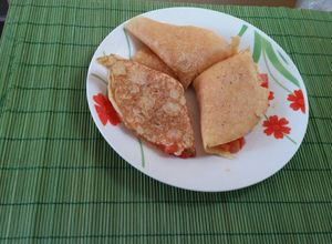 Una foto de Crepas rellenas de queso, champiñones y jitomate