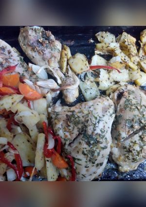 Una foto de Pollo al horno con papas condimentadas
