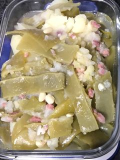 Una foto de Patatas con vainas y jamón serrano