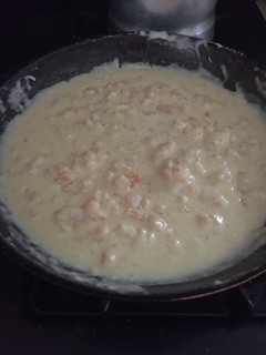 A picture of Shrimp Alfredo sauce.