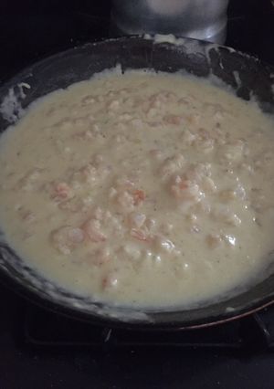 A picture of Shrimp Alfredo sauce.
