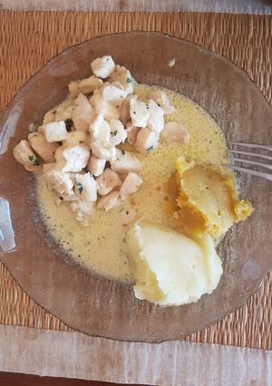Una foto de Pollo con salsa y puré