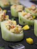 Pepinos rellenos de surimi con mango