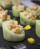 Pepinos rellenos de surimi con mango