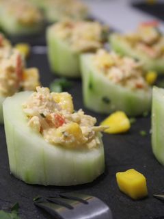 Una foto de Pepinos rellenos de surimi con mango