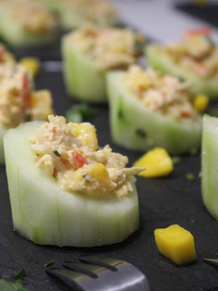Una foto de Pepinos rellenos de surimi con mango
