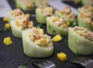 Una foto de Pepinos rellenos de surimi con mango