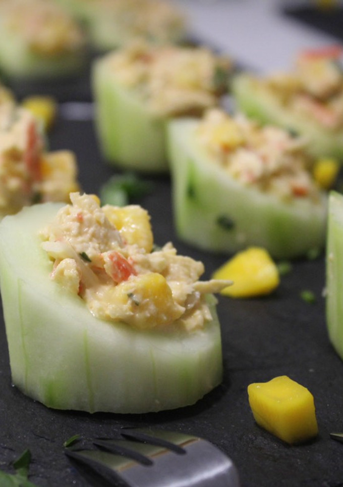 Una foto de Pepinos rellenos de surimi con mango