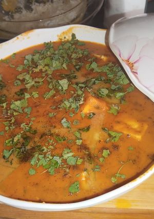 A picture of Shahi Malai Paneer with black pepper.