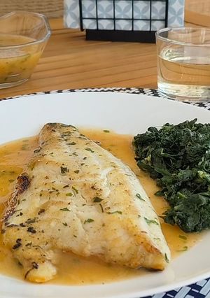 Una foto de Lubina al limón con espinacas