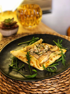 Una foto de Crepes salados rellenos de pollo