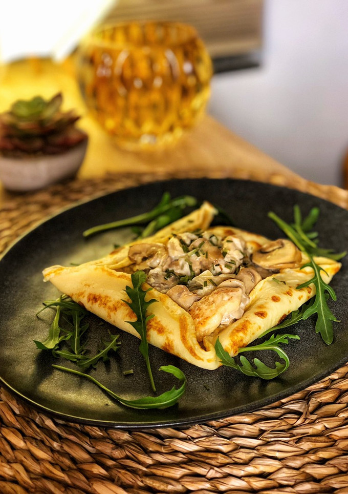 Una foto de Crepes salados rellenos de pollo