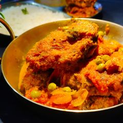 A picture of Fish with green peas.