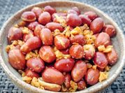 A picture of raw peanuts