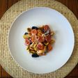 Orecchiette arcobaleno en salsa de tomate y ajo con salchichas