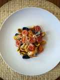Orecchiette arcobaleno en salsa de tomate y ajo con salchichas