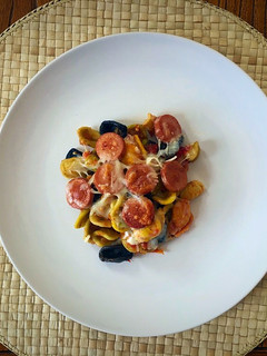 Una foto de Orecchiette arcobaleno en salsa de tomate y ajo con salchichas
