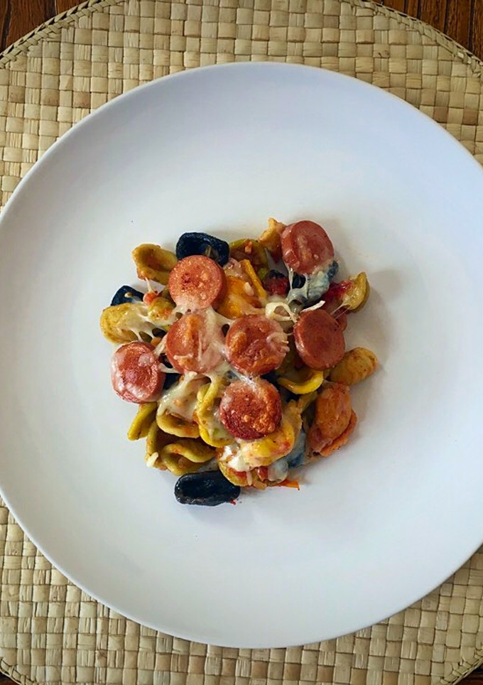 Una foto de Orecchiette arcobaleno en salsa de tomate y ajo con salchichas