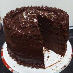A picture of Tarta de chocolate por capas con buttercream.