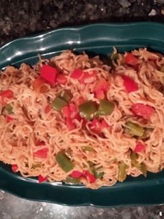 Una foto de Fideos estilo oriental con salsa aromática