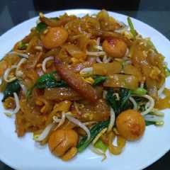 A picture of Kwetiau goreng topping siomay dan sosis.