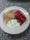 Bowl estilo cafetería con frutillas