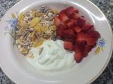 Bowl estilo cafetería con frutillas