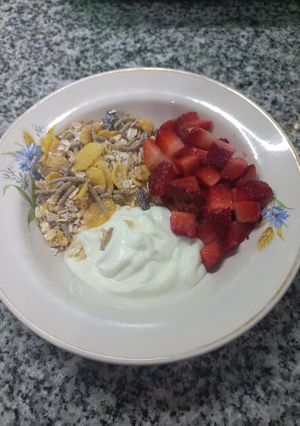 Una foto de Bowl estilo cafetería con frutillas