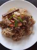 Fideos shirataki con salteado de verduras y carne