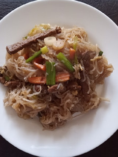 Una foto de Fideos shirataki con salteado de verduras y carne