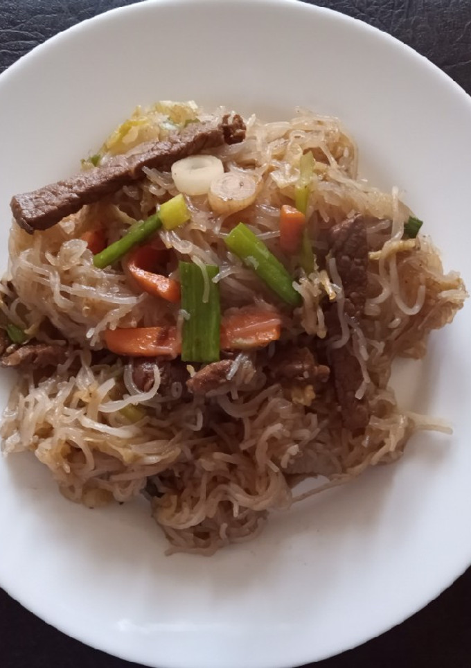 Una foto de Fideos shirataki con salteado de verduras y carne