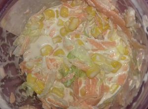 Una foto de Ensalada de zanahoria, repollo y granos de elote