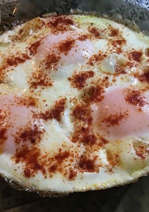 Hagymás tükörtojás (lapostojás;) recept fotója