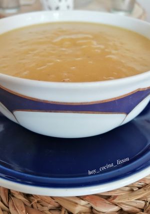 Una foto de Vichyssoise de pera al azafrán