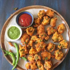 A picture of Traditional Moong-Urad daal pakode.