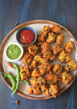 A picture of Traditional Moong-Urad daal pakode.