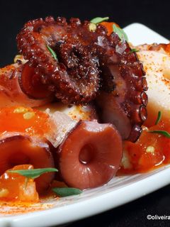 Una foto de Pulpo con vinagreta de sofrito de tomate